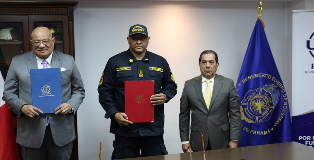 UAF y el Benemérito Cuerpo de Bomberos firman convenio que fortalece la cooperacióon insterinstitucional